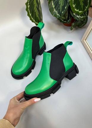 Зеленые кожаные ботинки классические базовые