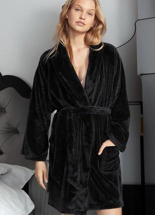 Короткий плюшевий халат чорний victoria's secret logo short cozy robe