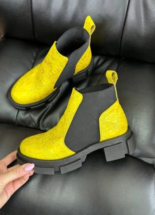 Жовті черевики з ексклюзивної шкіри з тисненням з квітами