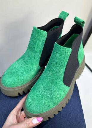Зеленые ботинки из эксклюзивной кожи с тиснением с цветами6 фото