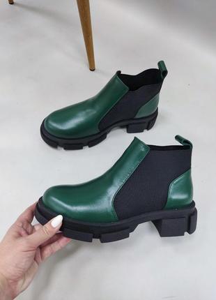 Зеленые ботинки из эксклюзивной кожи с тиснением с цветами8 фото