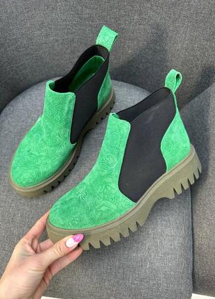 Зеленые ботинки из эксклюзивной кожи с тиснением с цветами4 фото