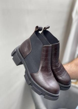 Коричневі шоколадні черевики з тисненням під алігатора крокодила