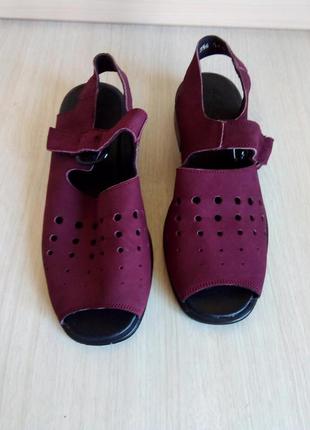 Туфлі-сандалі для дівчинки, 34 р. (23 див.)3 фото