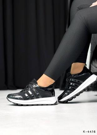 Натуральные замшевые и лакированные черные кроссовки на белой подошве1 фото