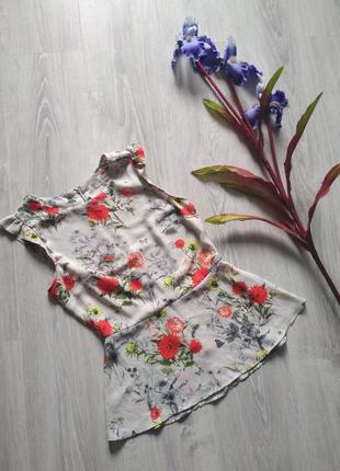 Шикарна блуза з баскою з квітами по фігурі рюшами