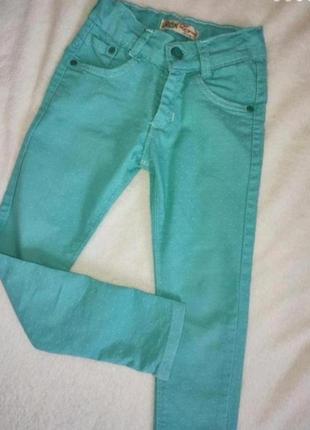 Кольорові джинси на дівчину. штани для дівчинки