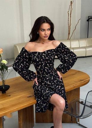 Ефектна сукня з квітками і вільними рукавами