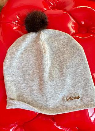 Трикотажная шапка с норковым бубоном (помпоном). шапочка.