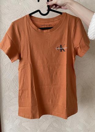 Оригинальный calvin klein оранжевая футболка1 фото
