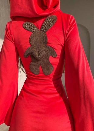 Трендовое женское бархатное платье мини с капюшоном и рукавами клеш и с мишкой на спине5 фото
