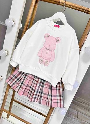 Крутой костюм свитшот и юбочка в складку.