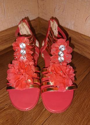 Босоножки нарядные