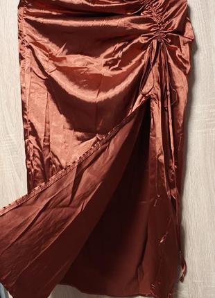 Трендовая сатиновая юбка миди с разрезом стяжка р 423 фото