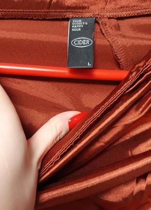 Трендовая сатиновая юбка миди с разрезом стяжка р 424 фото