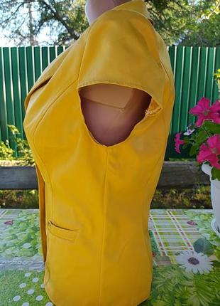 Жовта жилетка безрукавка2 фото