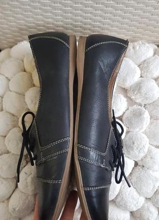 Шкіряні туфлі на низьких підборах чорні лофери lasocki2 фото