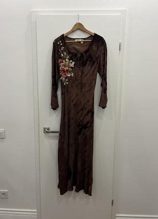 Платье в пол коричневое, велюровое с принтом цветов индия 100 % вискоза1 фото