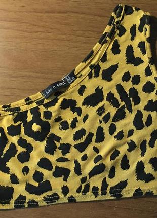 Топ на одно плече i saw it first mustard/black leopard print one shoulder crop top6 фото