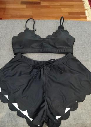 Красивый купальник с шортами