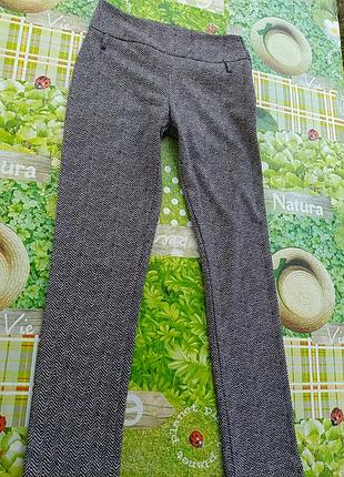 Черные в полоску брючки