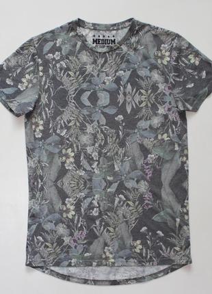 Красивая тускло-принтованная футболка с флорой и черными капочками / вкраплениями