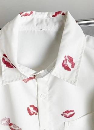 Базова універсальна біла стильна сорочка в поцілунках