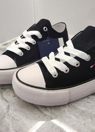 Кросівки на товстій підошві tommy hilfiger.