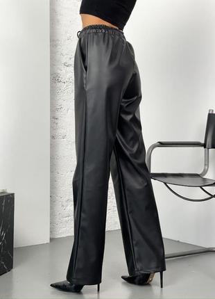 Шкіряні брюки палаццо на флісі вільного крою на високій посадці штани зі штучної еко шкіри широкі прямі теплі стильні базові чорні коричневі