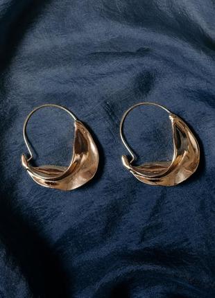 Стильні м'яті сережки у стилі zara на випускний в кольорі золото/срібло3 фото