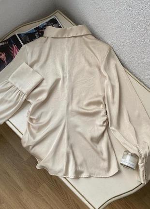 🤎кремовая сатиновая блуза от zara красивая и изящная на теле ну очень красиво🤤имеет красивые вытачки10 фото