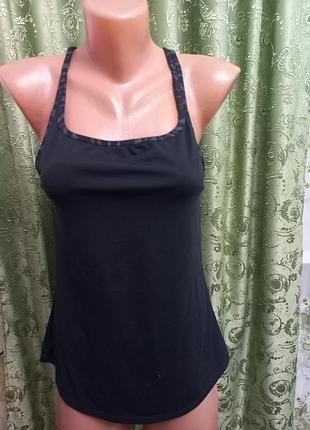 Спортивная майка с бюстгальтером.