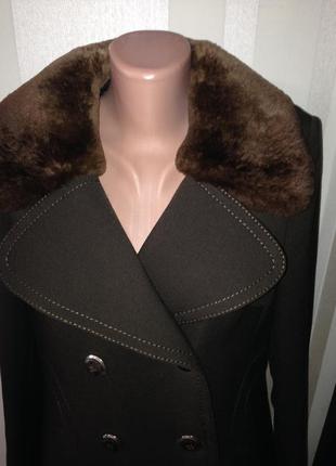 Модельное шерстяное пальто с мутоновым воротником xl
