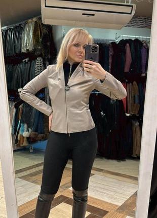 Бежева класична двостороння шкірянка, стійка