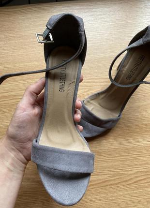 Босоніжки із закритою п'ятою на підборах