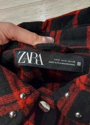 Шикарная теплая рубашка, жакет с бахромой и заклепками в клетку zara красная с черным 44-523 фото