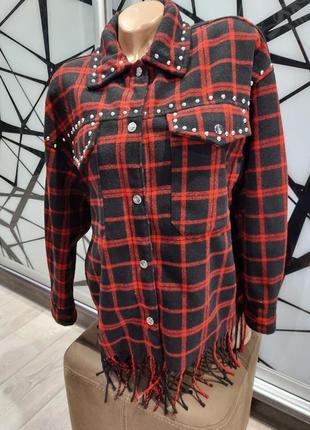 Шикарная теплая рубашка, жакет с бахромой и заклепками в клетку zara красная с черным 44-521 фото