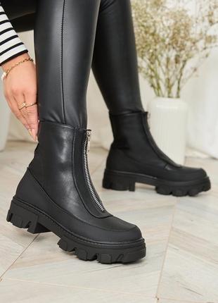 Жіночі черевики чорного кольору