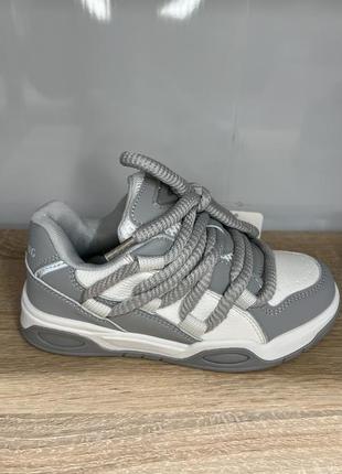 Кроссовки, в наличии размеры 32,33,34,35,35