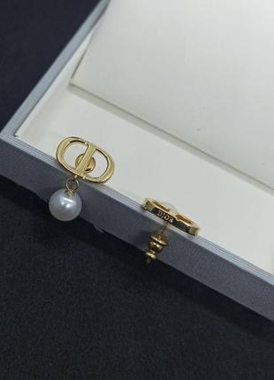 Сережки dior лого в золоті з перлинами2 фото