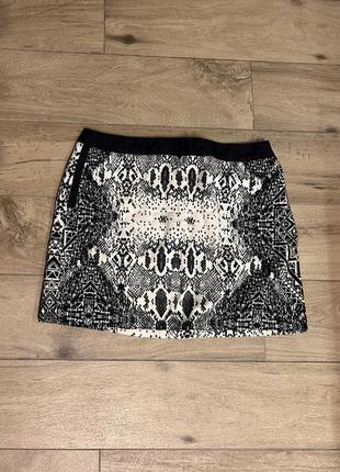 Интересная винтажная мини юбка с черно белым принтом1 фото