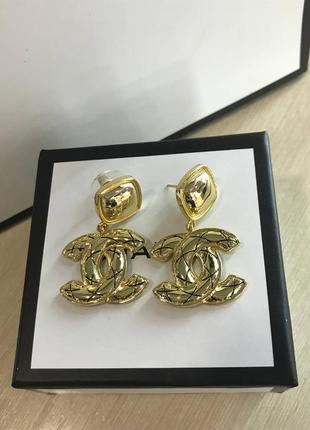 Большие брендовые серьги, позолото в форме логотипа