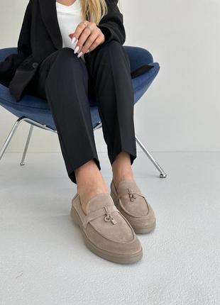 Бежеві замшеві лофери
