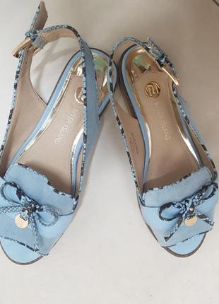 Неймовірно красиві босоніжки