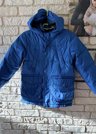 Яскравий пуховик на хлопчика