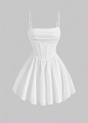 Легкое женское платье без рукавов в стиле мини