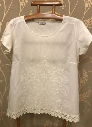 Дуже гарна і стильна брендовий футболочка світлого кольору з вишивкою.