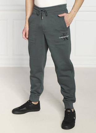 Оригинал | мужские спортивные штаны джогеры на манжете calvin klein jeans на флисе в зелёном цвете1 фото