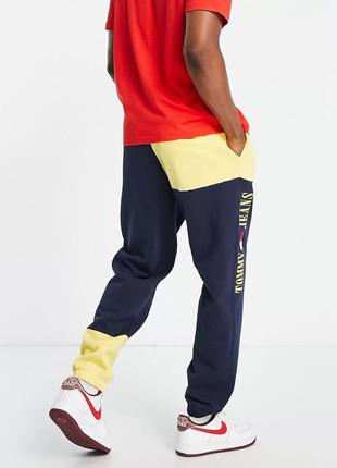 Оригинал | мужские спортивные штаны tommy jeans в синем / жёлтом цвете с вышитым логотипом2 фото