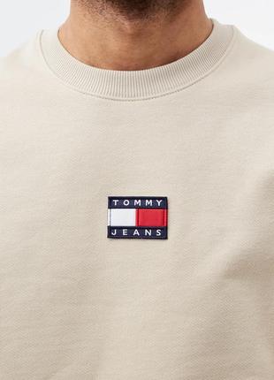 Оригинал | оверсайз свитшот tommy jeans в бежевом цвете с логотипом по центру s